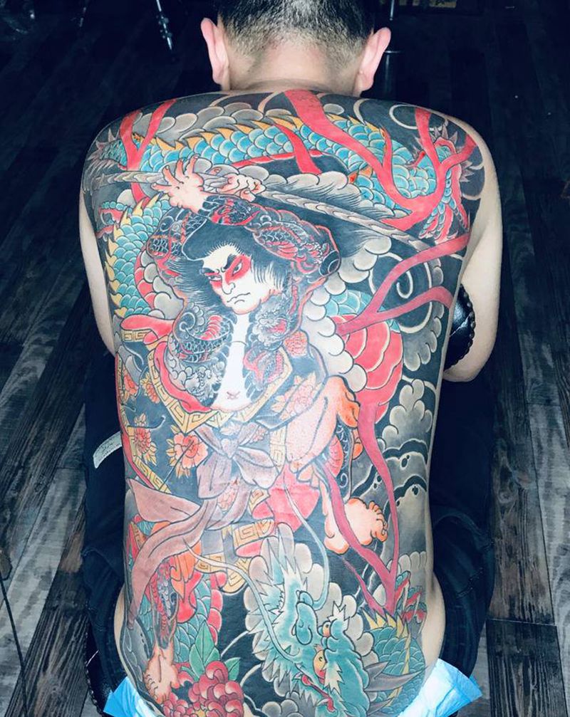 九纹龙纹身图片_背部老传统纹身图案