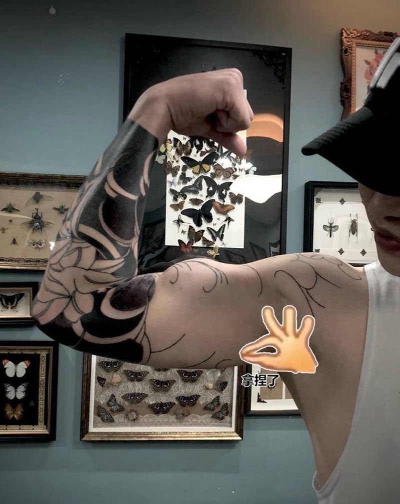 老传统鹰花臂纹身图片_手臂老传统纹身图案