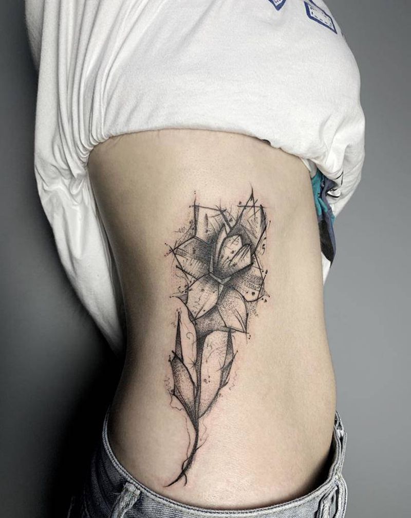 好身材配好花纹身图片_腰部点刺纹身图案