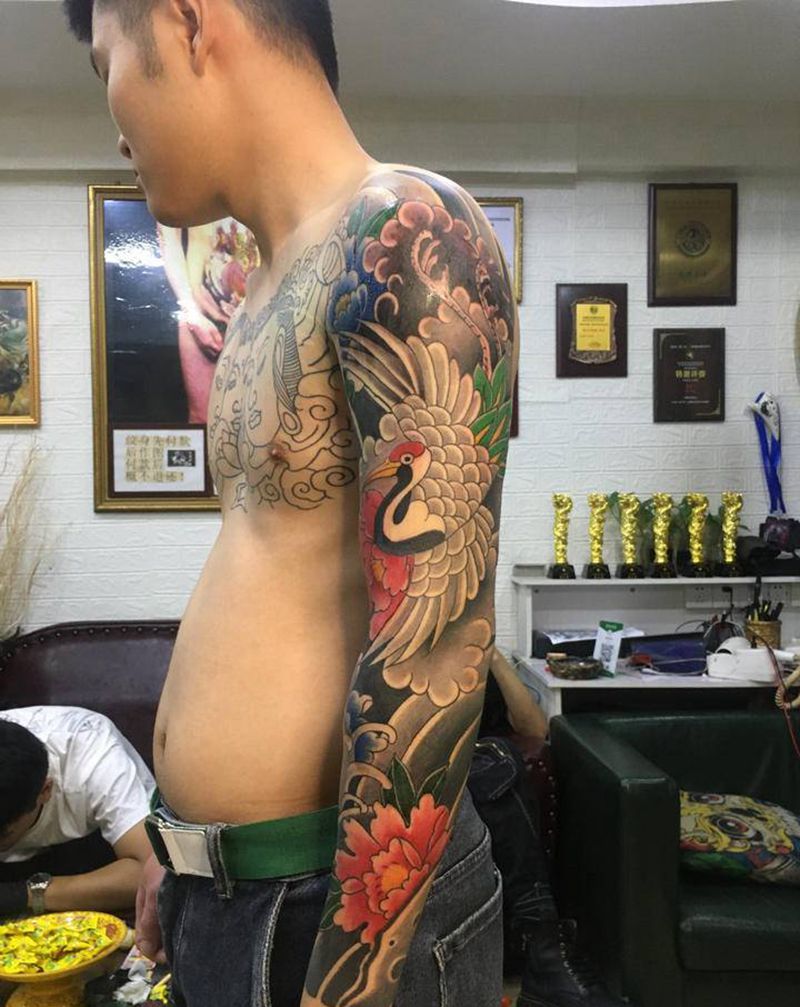 仙鹤纹身图片_手臂腿部老传统新传统仙鹤泡泡云牡丹纹身图案