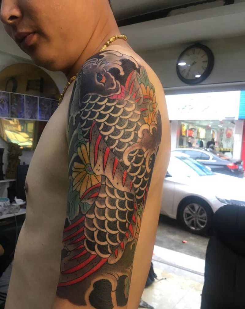 鲤鱼纹身图片_手臂脚部老传统新传统鱼老传统水浪纹身图案