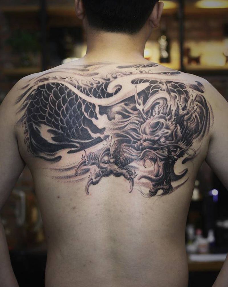 半背龙纹身图片_背部新传统欧美写实龙遮盖纹身图案