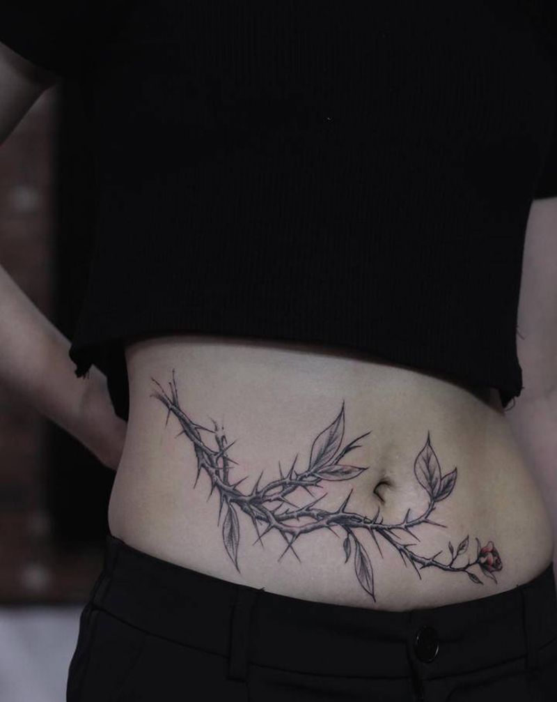 荆棘纹身图片_腹部点刺玫瑰妊娠纹纹身图案