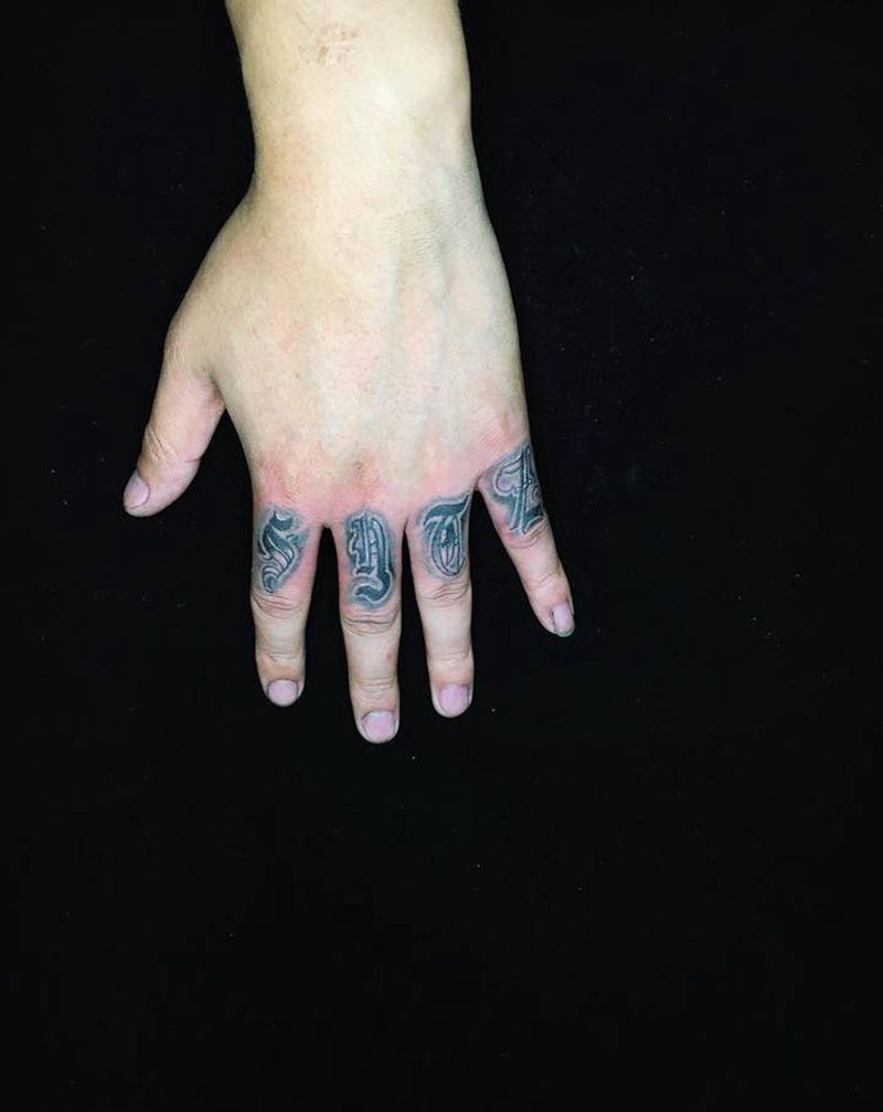 字母纹身图片_手部花体字纹身图案