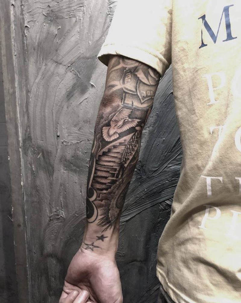 欧美楼梯鸽子纹身图片_手臂欧美写实纹身图案