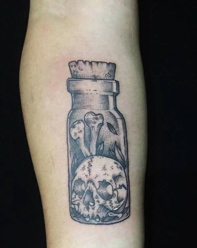瓶子里的骷髅纹身图片_手臂点刺纹身图案