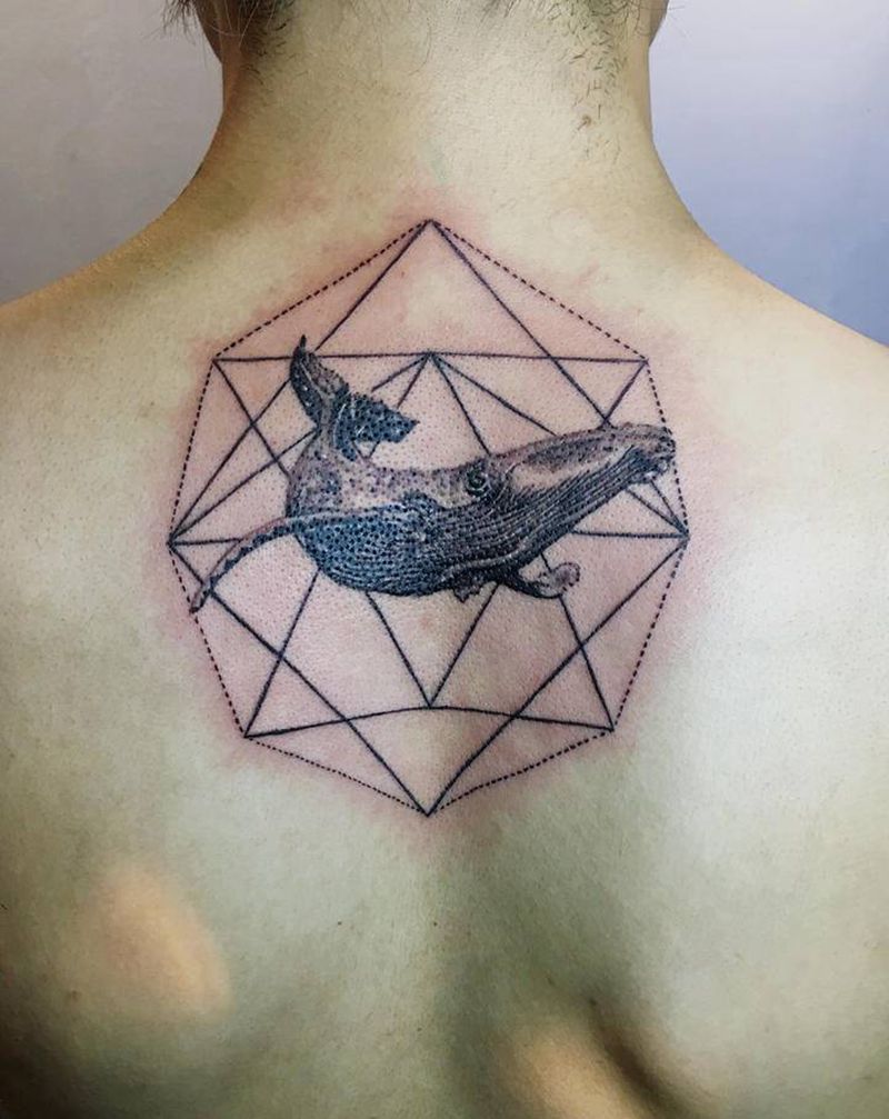 鲸鱼纹身图片_背部几何纹身图案