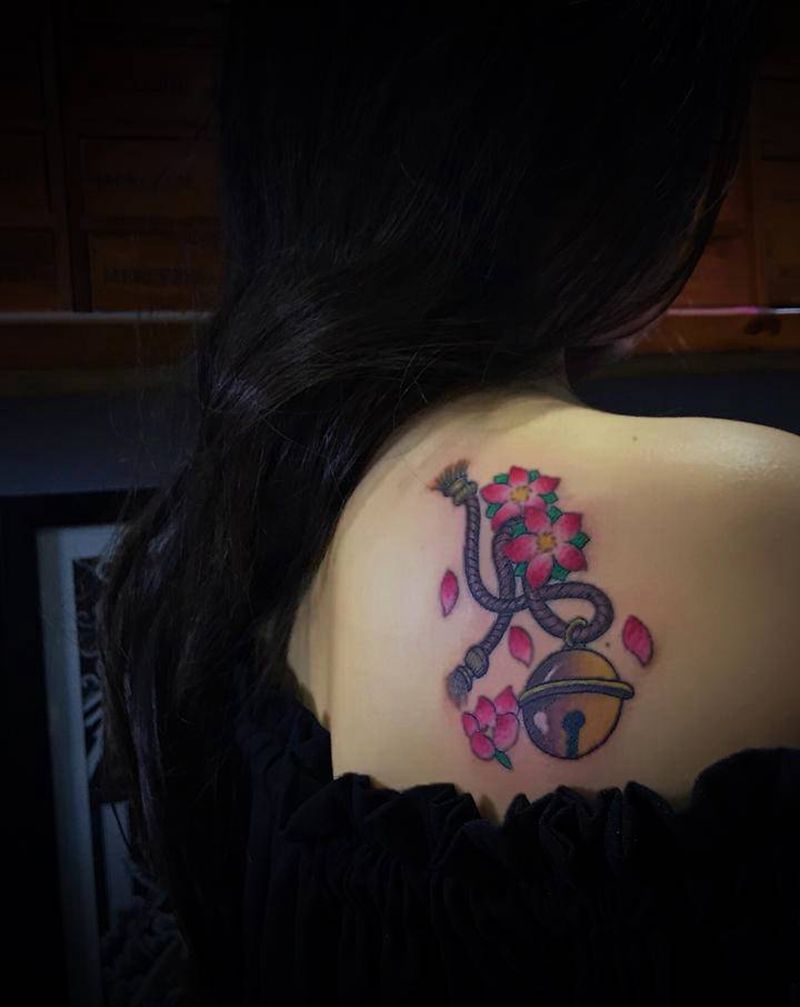 铃铛纹身图片_肩部纹身图案