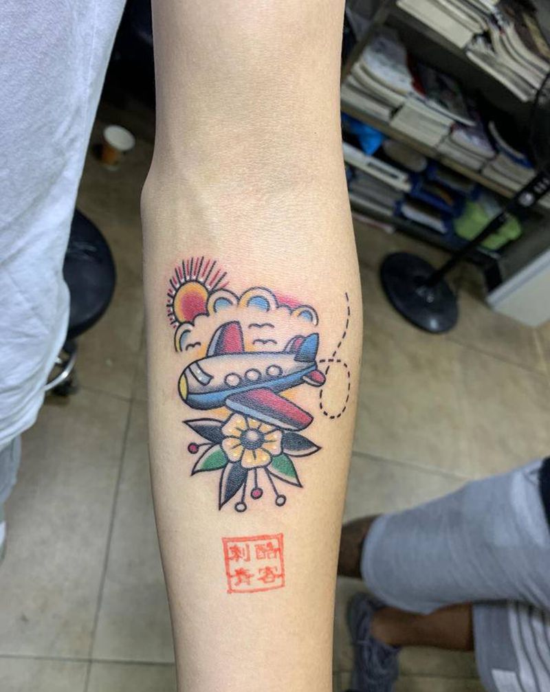 小飞机纹身图片_手臂Old School纹身图案