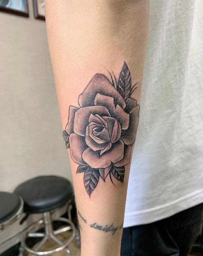 玫瑰花纹身图片_手臂新传统纹身图案