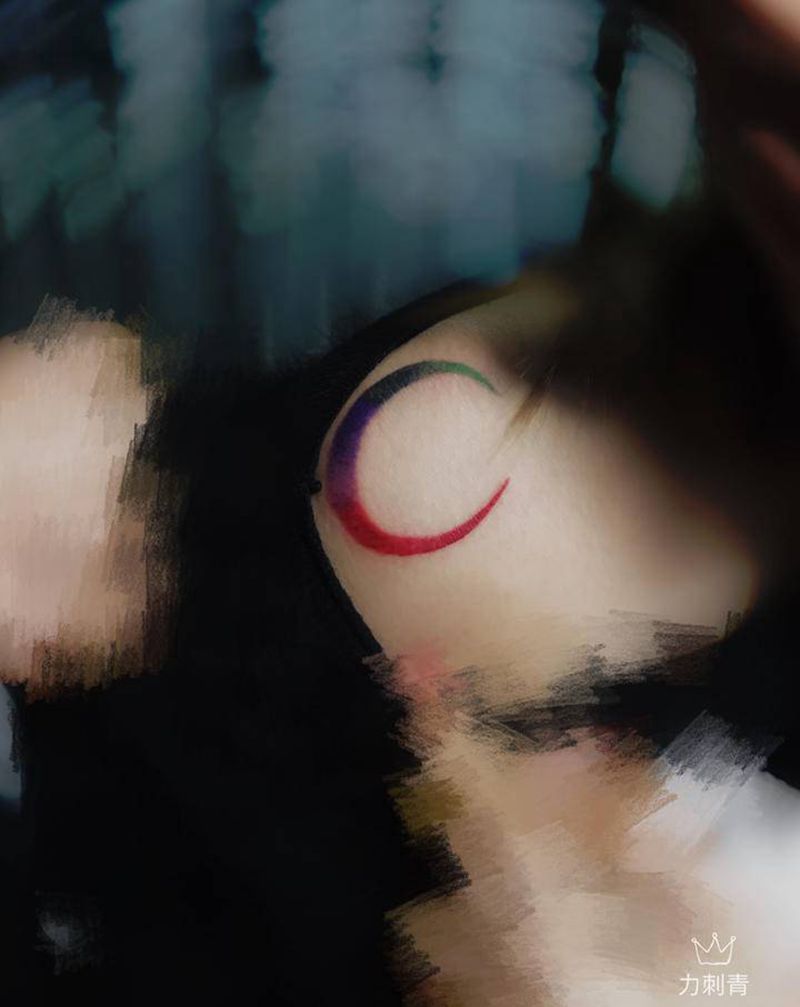 月亮纹身图片_肩部纹身图案