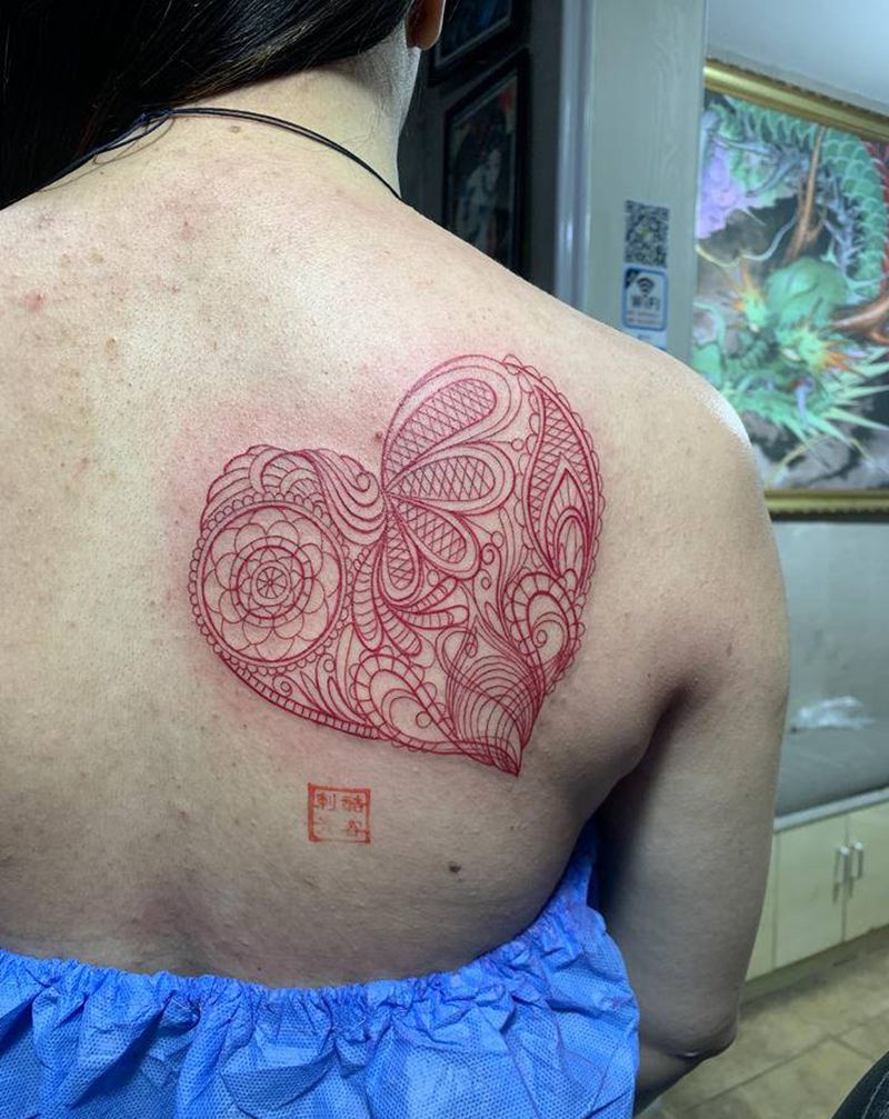 蕾丝爱心纹身图片_肩部纹身图案