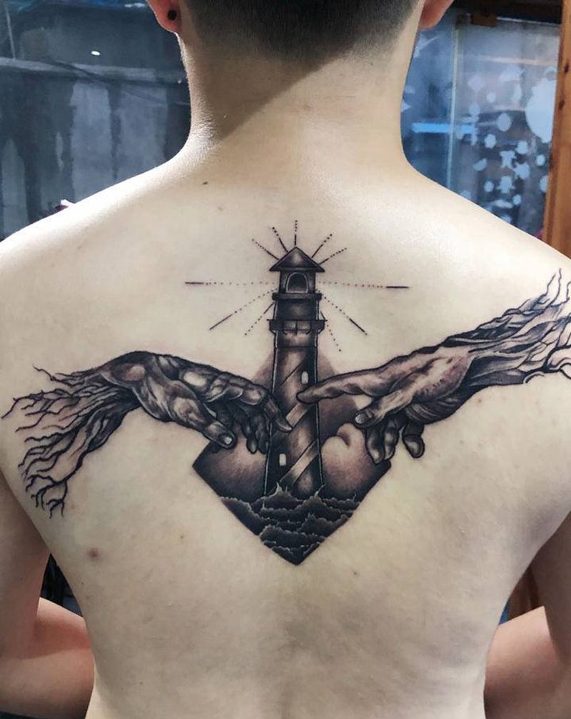 灯塔手纹身图片_背部欧美写实纹身图案