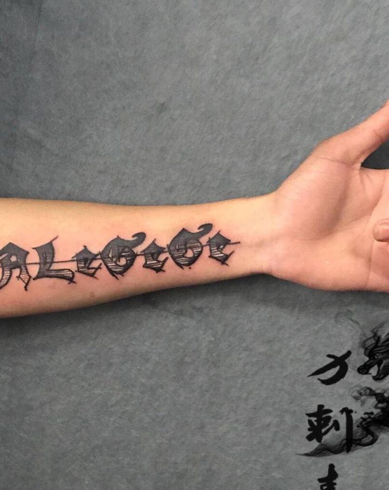 花体字纹身图片_手臂花体字纹身图案