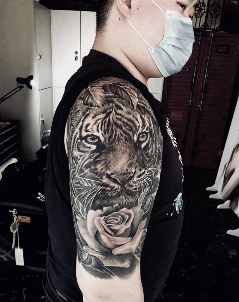 大臂老虎纹身图片_手臂欧美写实纹身图案