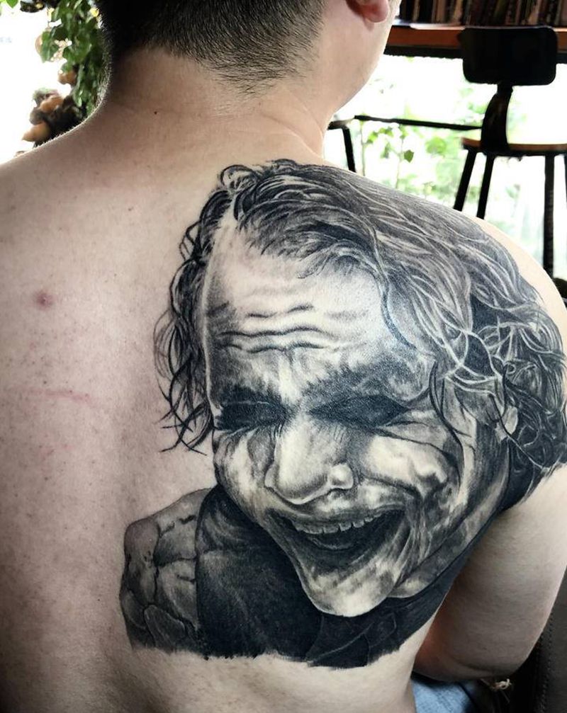 小丑纹身图片_背部胸部欧美写实纹身图案