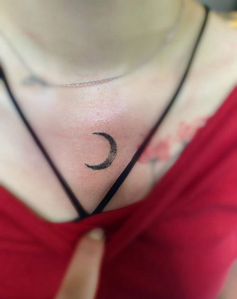 月牙纹身图片_胸部点刺纹身图案