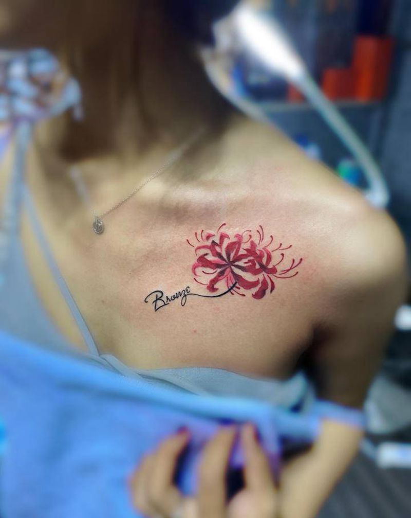 彼岸花纹身图片_胸部水彩纹身图案