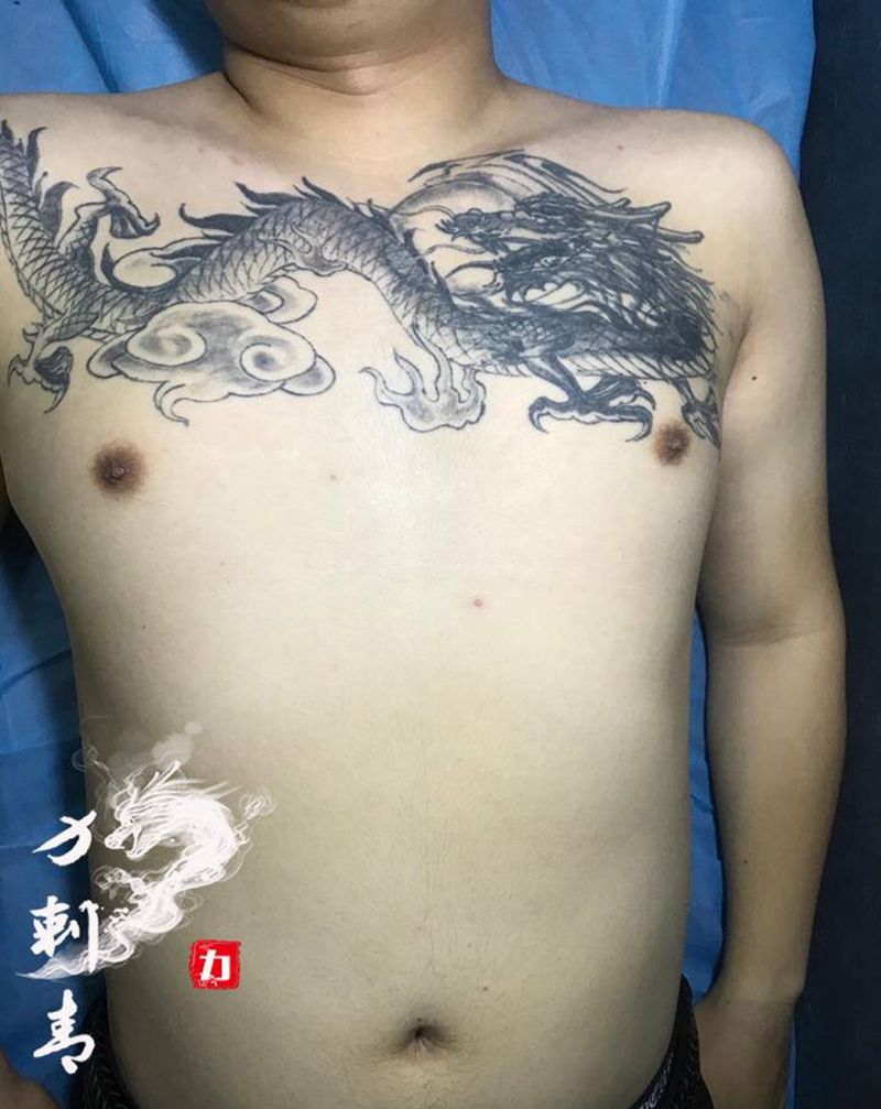 鲤鱼跃龙门纹身图片_腹部胸部新传统纹身图案