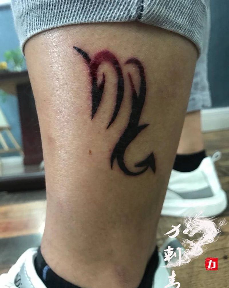 魔蝎座纹身图片_腿部花体字图腾纹身图案