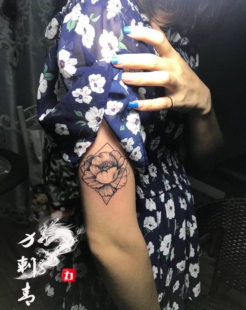 素花纹身图片_手臂点刺新传统纹身图案