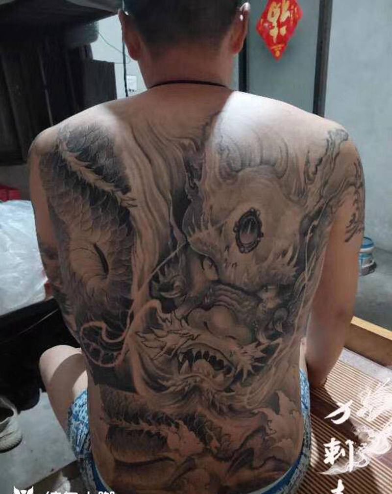 龙纹身图片_背部新传统欧美写实纹身图案