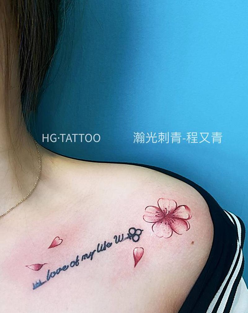 锁骨纹身纹身图片_胸部水彩花英文纹身图案