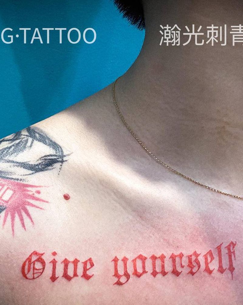 哥特体英文纹身图片_胸部花体字纹身图案