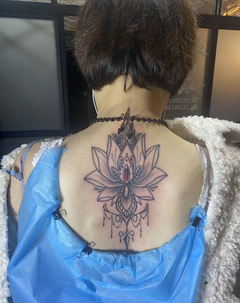 繁花纹身图片_背部纹身图案