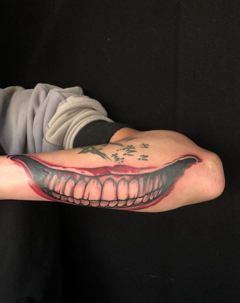 大嘴纹身图片_手臂欧美写实纹身图案
