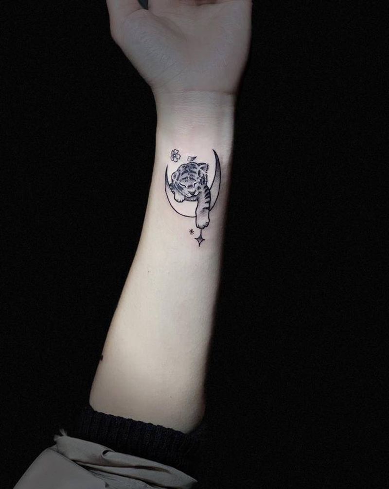 手臂小老虎月亮纹身纹身图片_手臂新传统欧美写实老虎月亮纹身图案