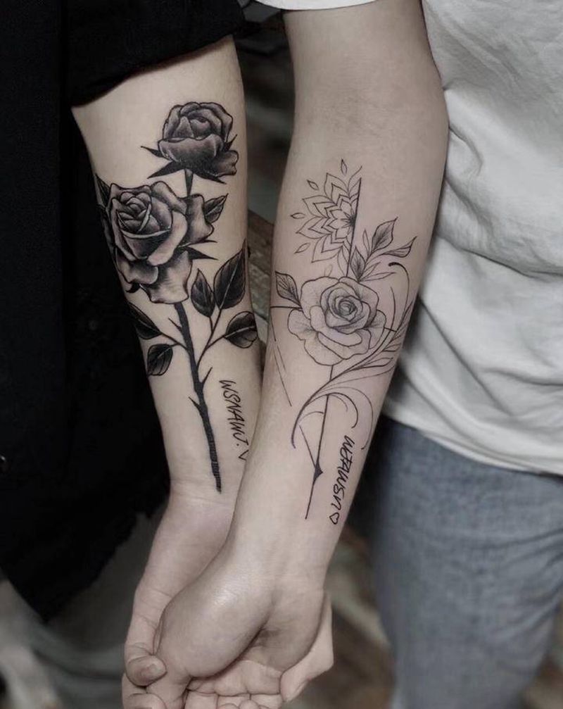 情侣纹身 玫瑰花纹身图片_手部腿部欧美写实点刺玫瑰花 情侣纹身图案
