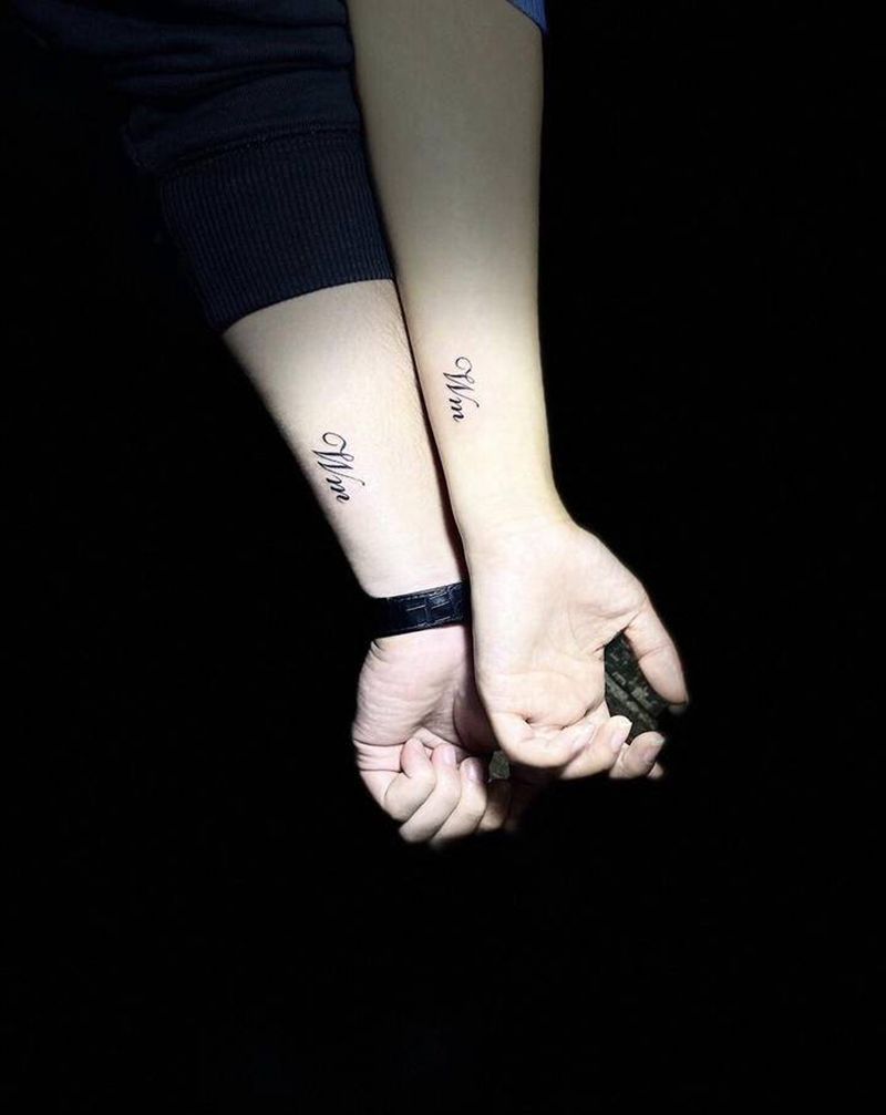 英文字母 情侣纹身纹身图片_手臂腿部几何点刺情侣纹身图案