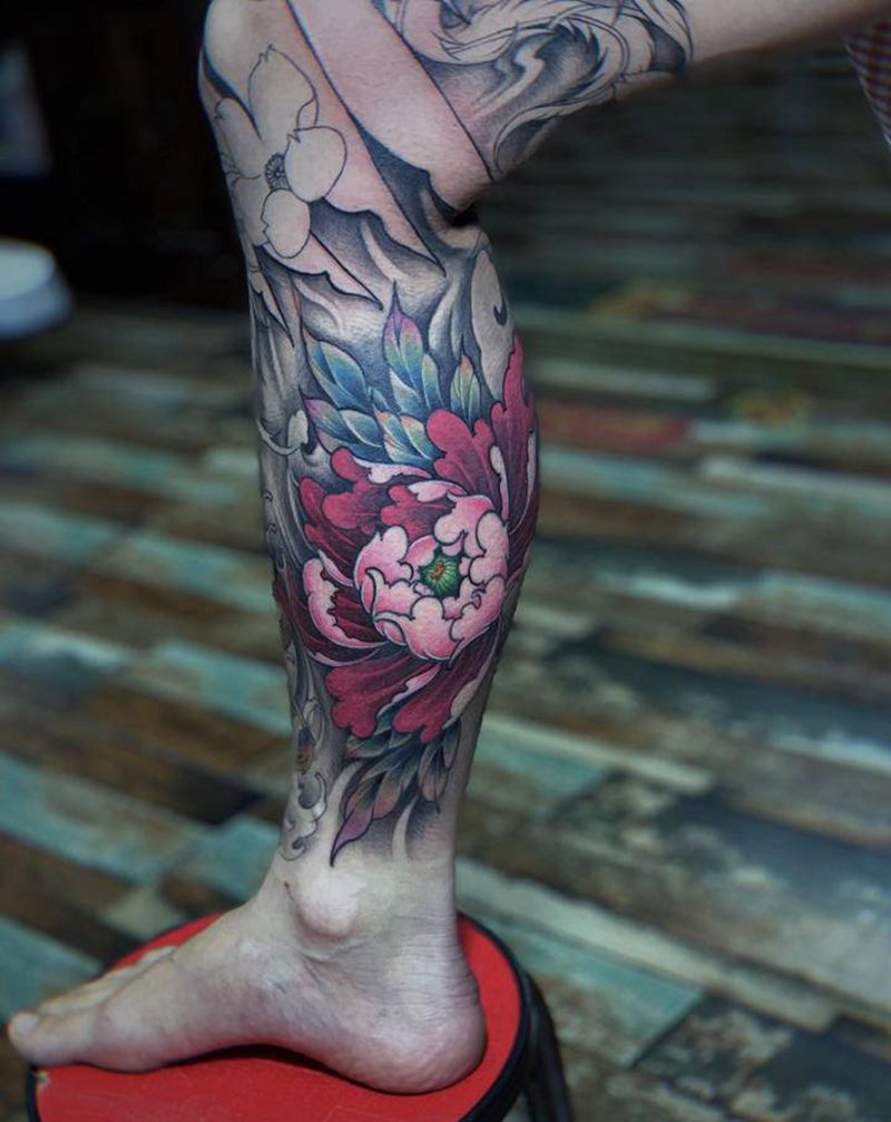 重彩牡丹花纹身包小腿纹身图片_腿部新传统老传统牡丹花包小腿纹身图案