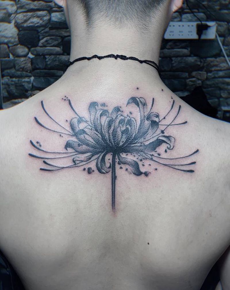 彼岸花 黑灰色纹身图片_背部水墨水彩彼岸花纹身图案