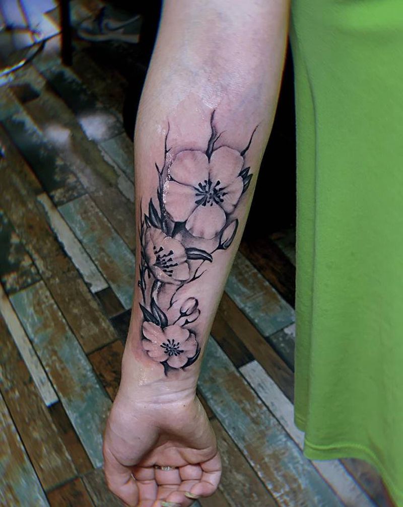 黑灰 素花遮盖疤痕纹身图片_欧美写实水墨素花樱花纹身图案