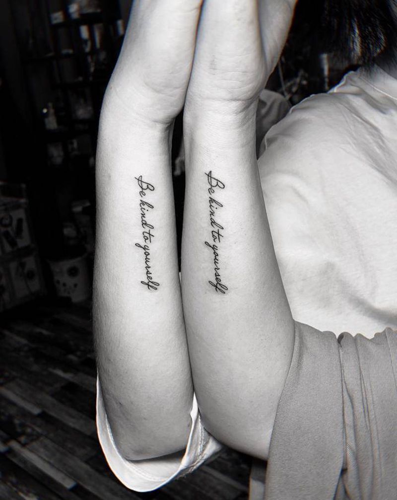 手臂字母纹身情侣纹身纹身图片_手臂几何字母情侣纹身图案