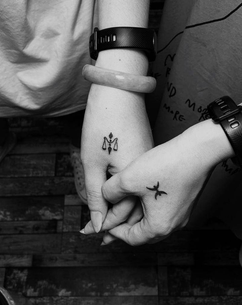 情侣纹身纹身图片_手部几何情侣纹身图案