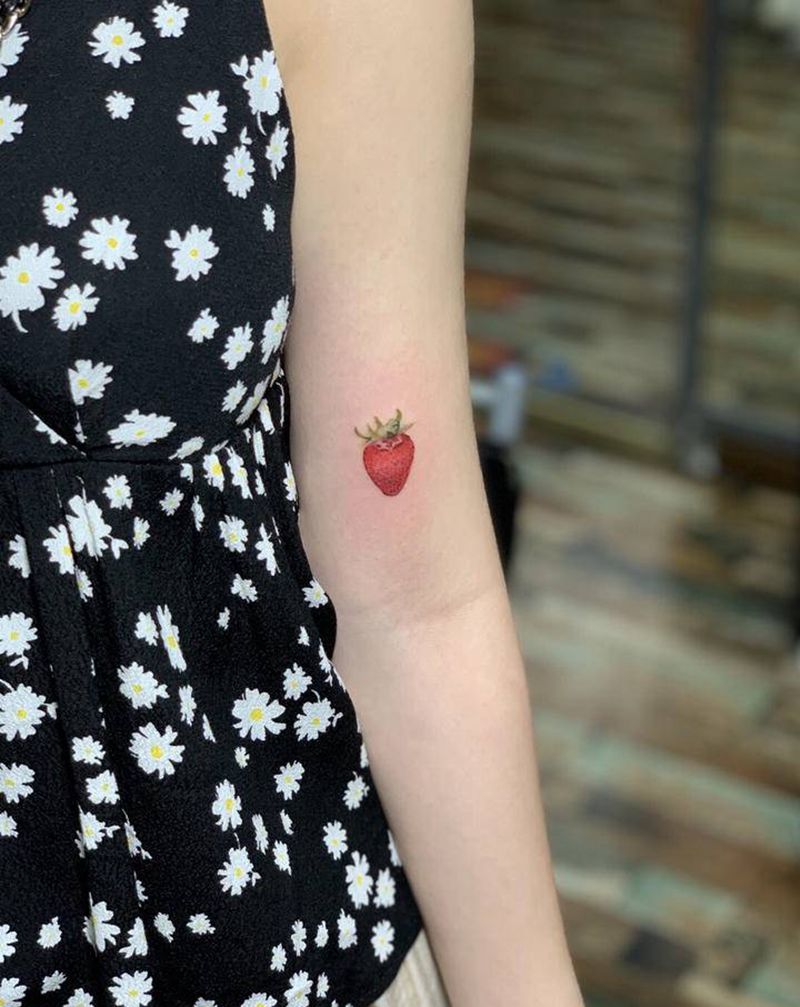 草莓纹身纹身图片_手臂欧美写实草莓纹身图案