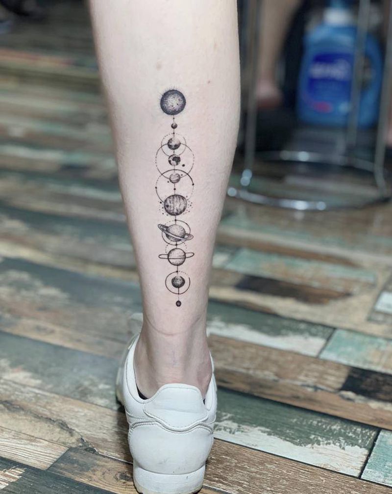 星球纹身纹身图片_腿部几何星球纹身图案