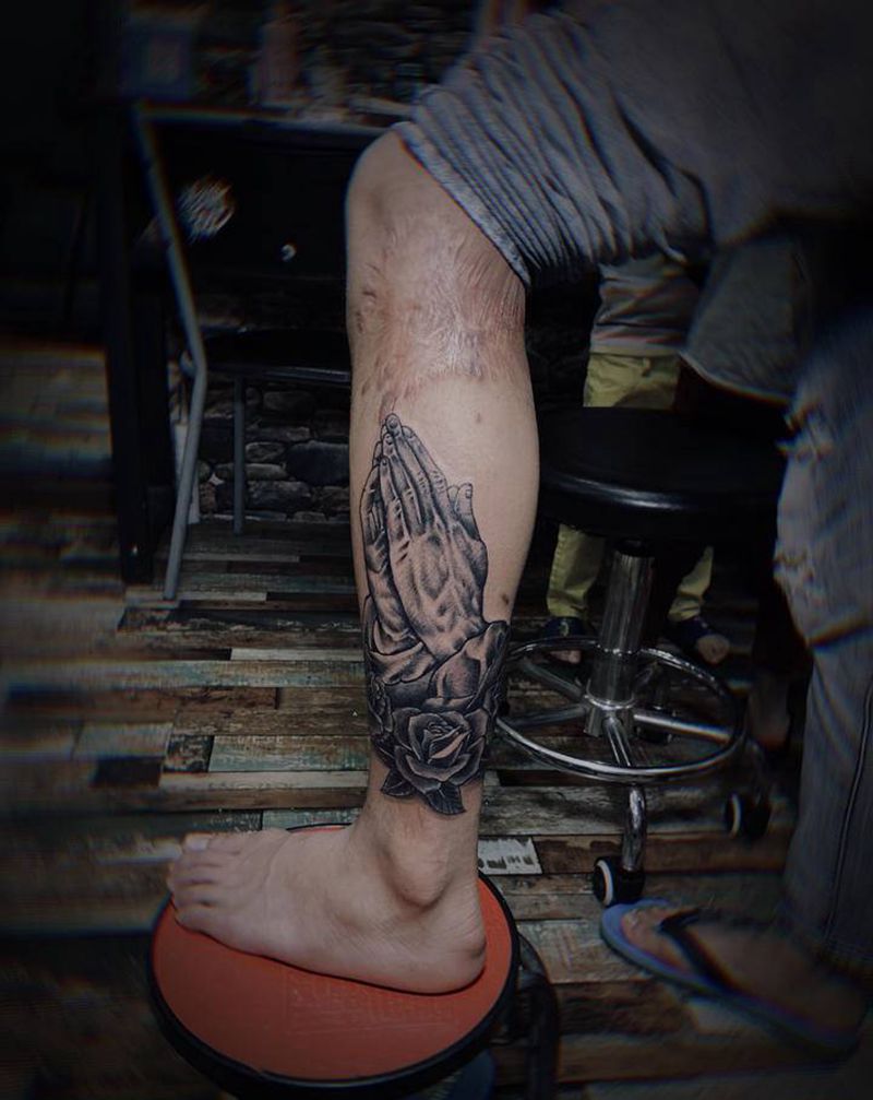 祈祷 佛手纹身纹身图片_腿部欧美写实水墨佛手祈祷纹身图案