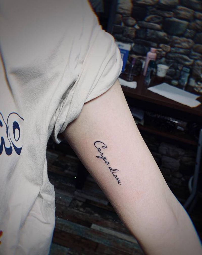 字母纹身纹身图片_手臂几何字母纹身图案