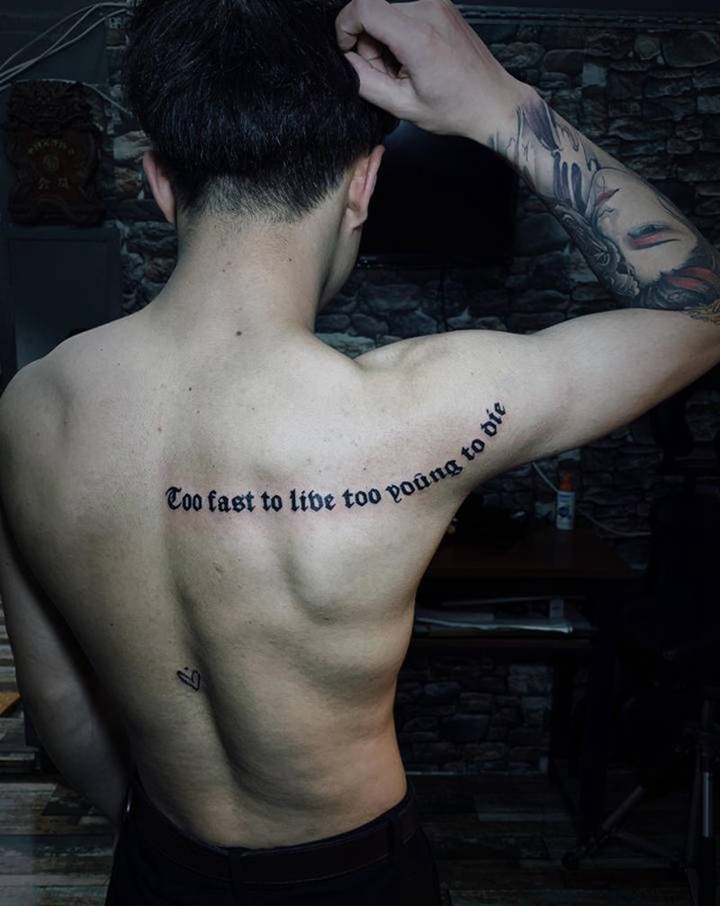 字母纹身纹身图片_背部花体字花体字纹身图案