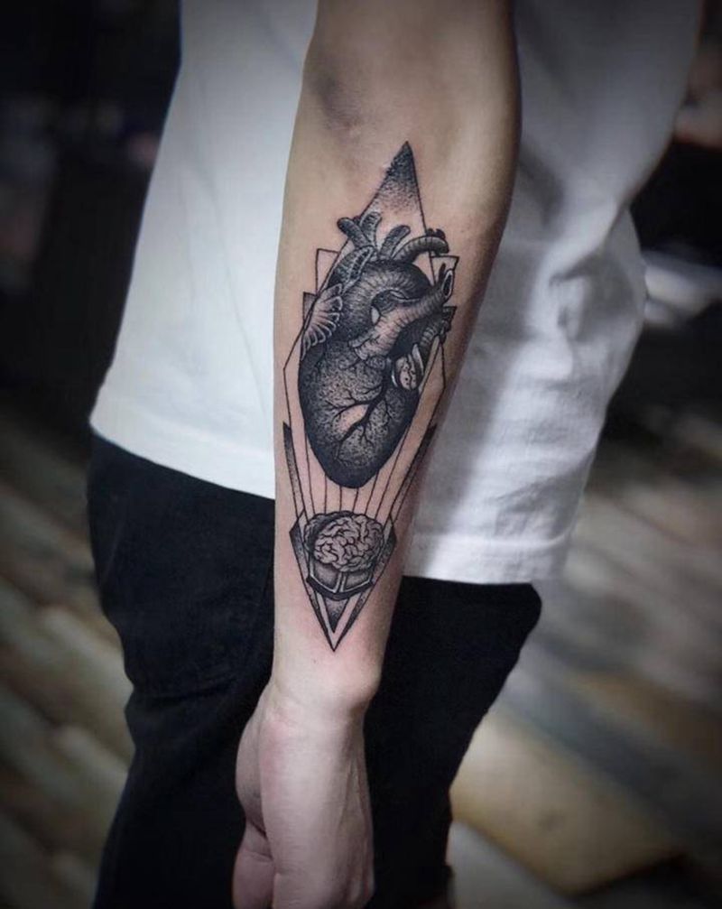 心脏纹身纹身图片_手臂欧美写实心脏纹身图案
