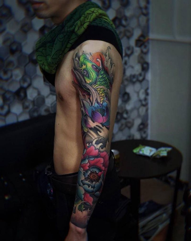 重彩花臂鱼牡丹花荷花纹身图片_手臂老传统新传统花臂招财鱼牡丹花纹身图案