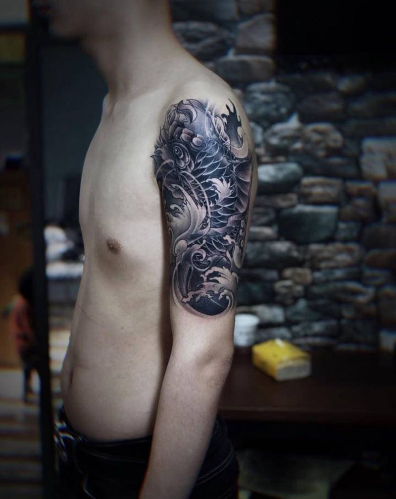 大臂黑灰招财鱼纹身图片_手臂腿部老传统新传统荷花鱼大臂纹身图案