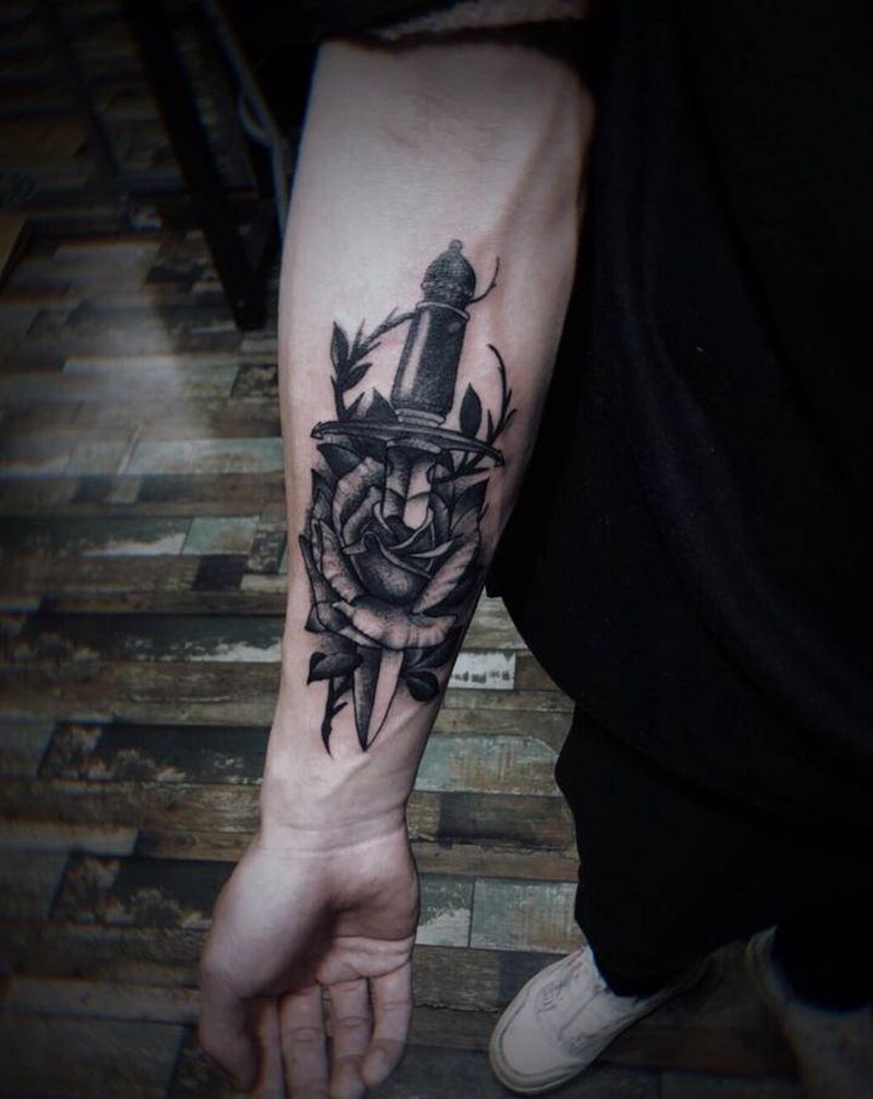 玫瑰花 刀纹身图片_手臂腿部Old SchoolNew School玫瑰花刀纹身图案