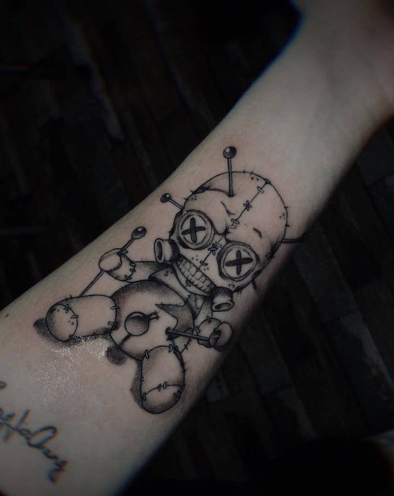 死亡娃娃 布娃娃恐怖纹身图片_手臂几何点刺布娃娃恐怖娃娃纹身图案