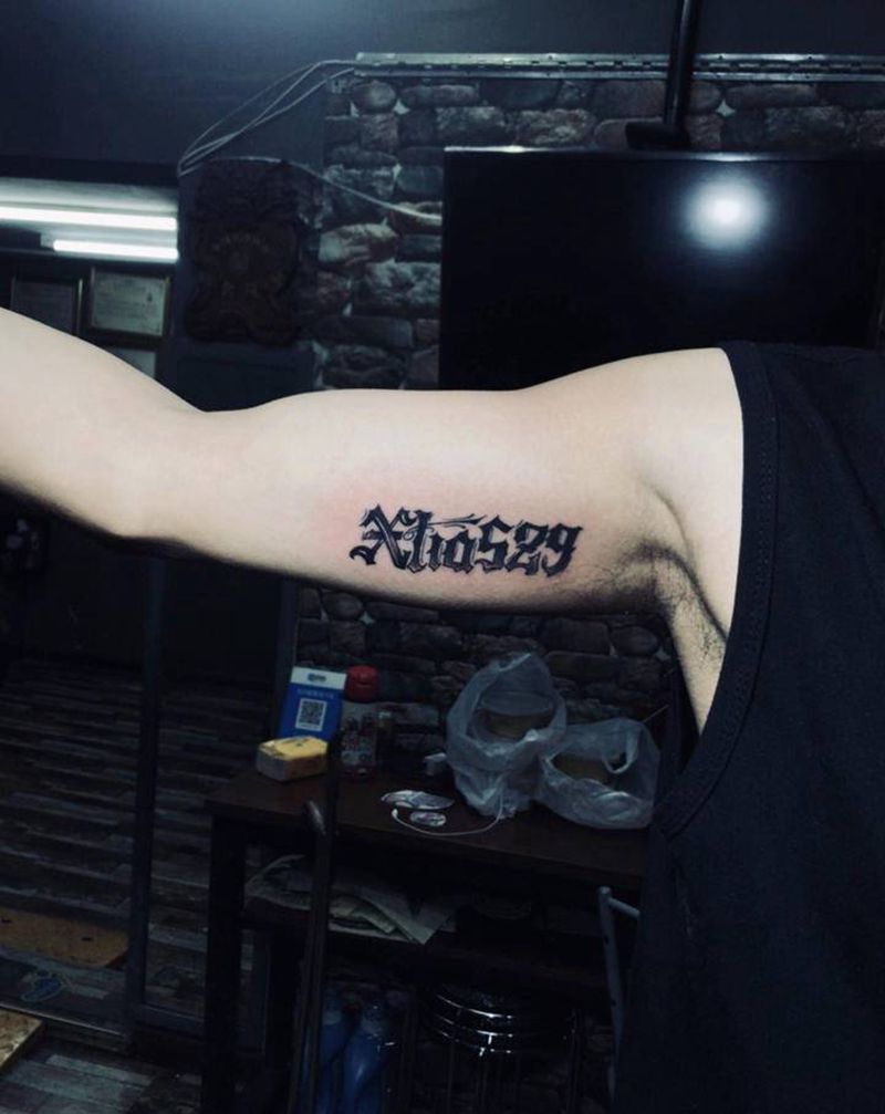 大臂字母纹身纹身图片_手臂腿部花体字花体字纹身图案