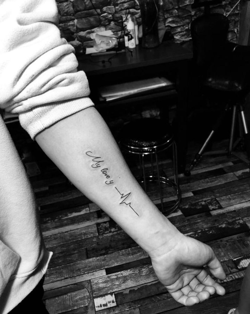 心电图字母纹身图片_手臂心电图字母纹身图案